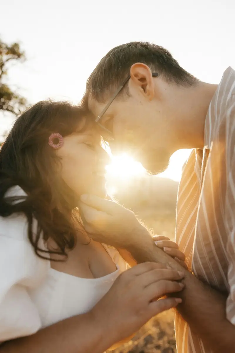 Una pareja compartiendo un abrazo cálido durante la luz del atardecer